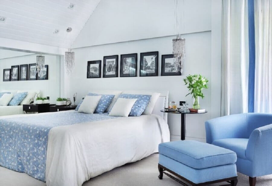 poltrona com puff para quarto de casal azul e branco Foto Giselle Macedo & Patricia Covolo