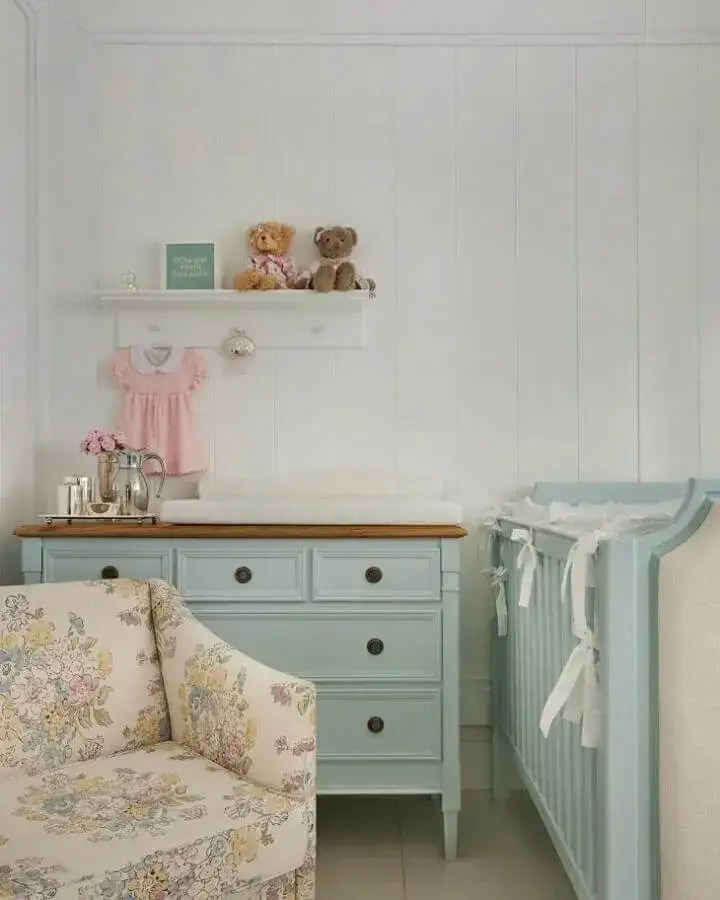 poltrona para quarto de bebê com tecido floral Foto Babi Teixeira