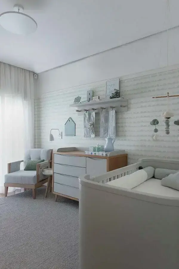 poltrona para quarto de bebê decorado com papel de parede e cômoda de madeira Foto Triplex Arquitetura