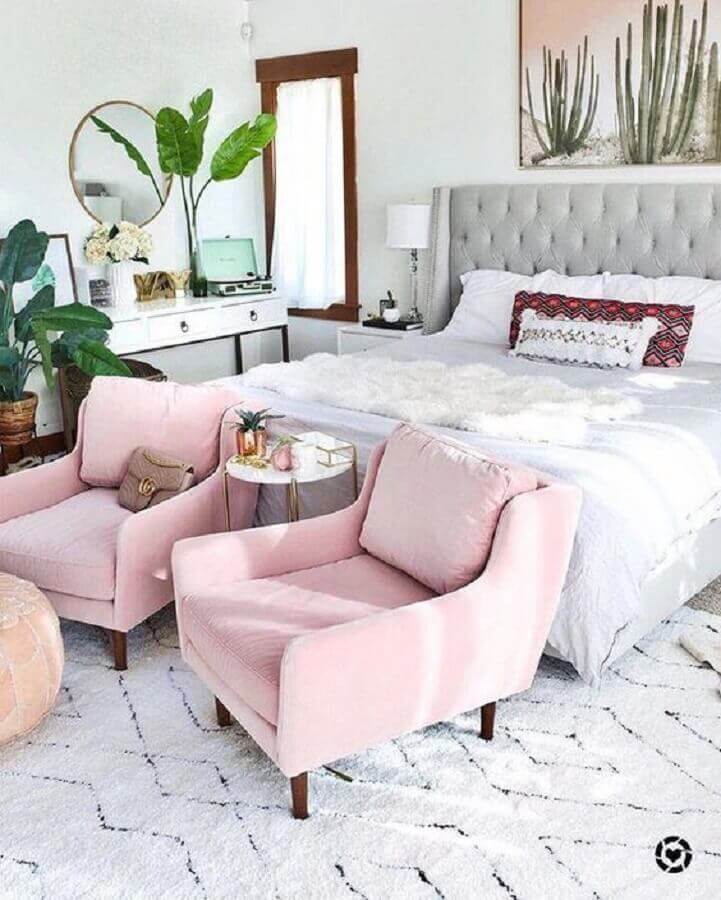 poltrona rosa para quarto de casal decorado com cabeceira estofada cinza Foto Article