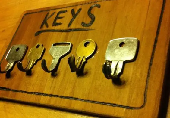porta chaves feito de chaves retorcidas 