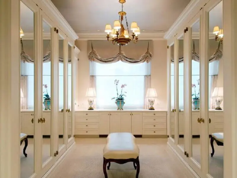 portas com espelhos para closet luxuoso com estilo clássico Foto Aldeia Acabamentos