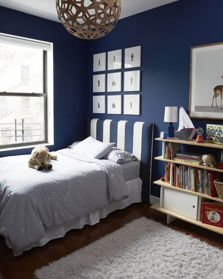 quarto azul marinho com quadros decorativos e cabeceira estofada listrada Foto Kate S Jordan