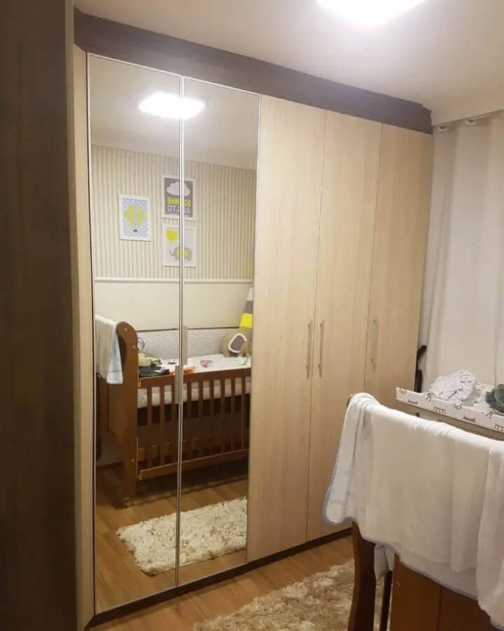 quarto de bebê decorado com guarda roupa de madeira com espelho Foto Decorplan Furniture Marcenaria