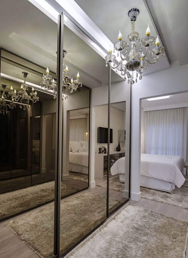 quarto de casal luxuosos com closet pequeno com portas espelhadas de correr Foto Pinterest