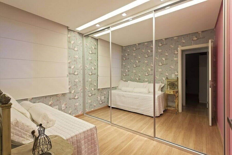 quarto de solteiro decorado com papel de parede guarda roupa grande com espelho Foto Pinterest