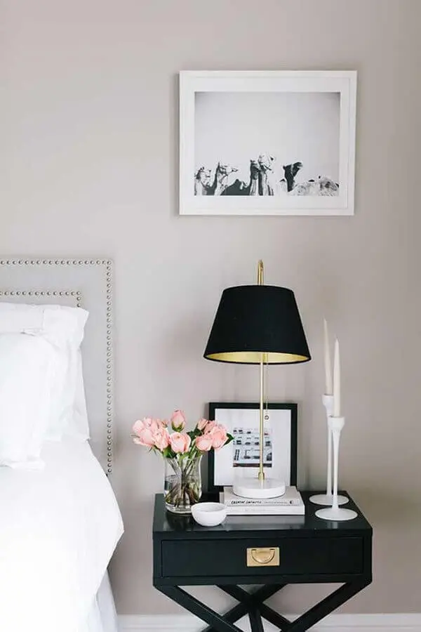 quarto decorado com castiçal branco minimalista Foto The Everygirl