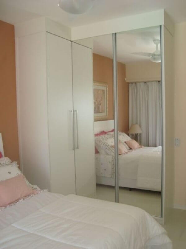 quarto feminino decorado com guarda roupa com espelho planejado Foto Ideias Decor