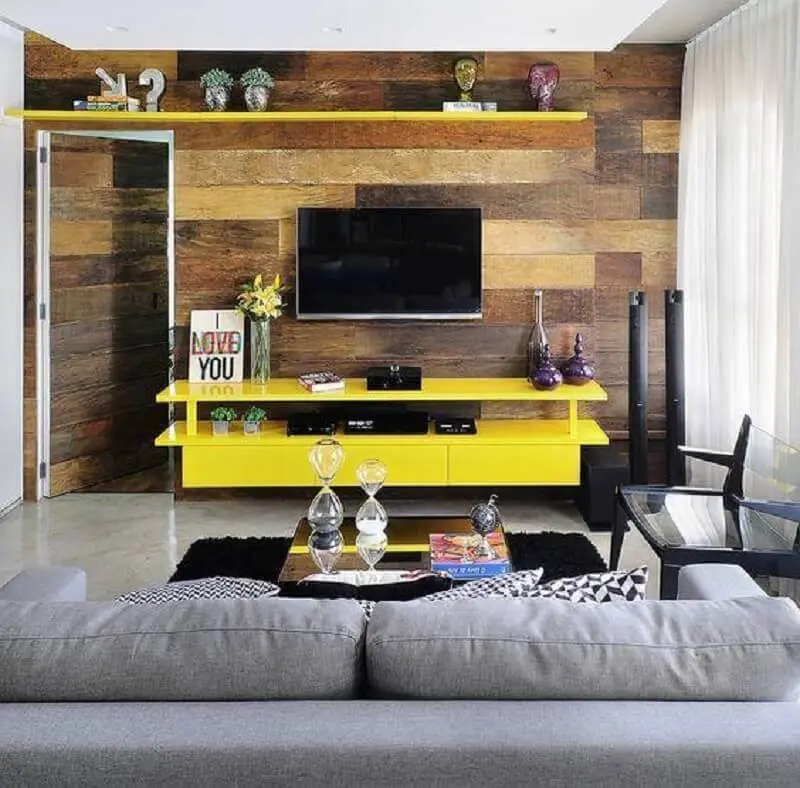 rack amarelo pequeno para decoração de sala com sofá cinza Foto Viajando no Apê