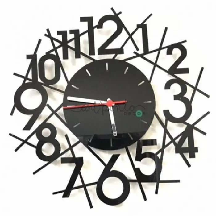 Relógio de parede com numeral irregular