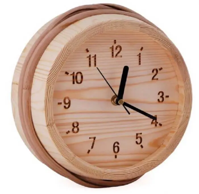 Relógio de parede feito em madeira