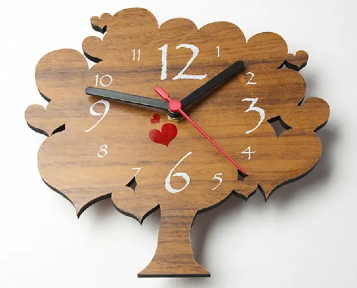 Relógio de parede feito em madeira com formato de árvore