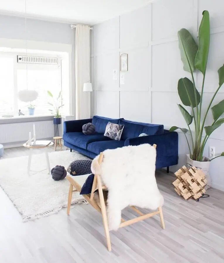 sala branca decorada com sofá azul marinho Foto Judith Sturmi-Huls