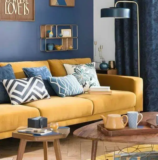 sala de estar com sofá amarelo