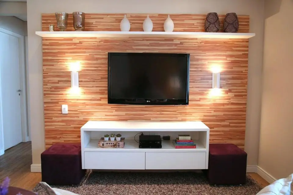 sala de estar com rack suspenso e painel para televisão 