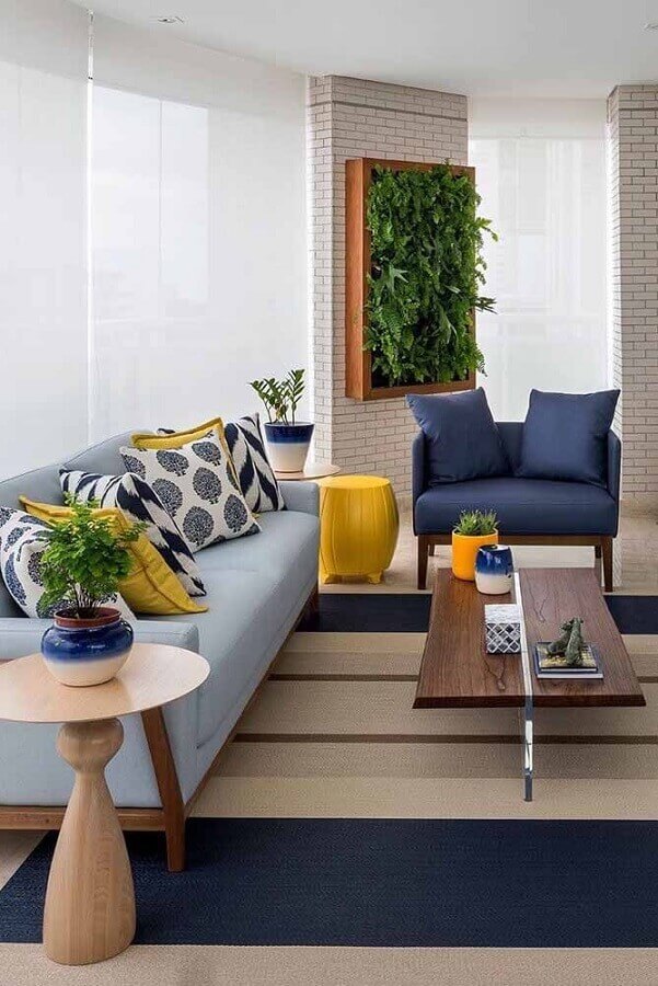 sala de estar decorada com tapete listrado e poltrona azul marinho Foto Pinterest