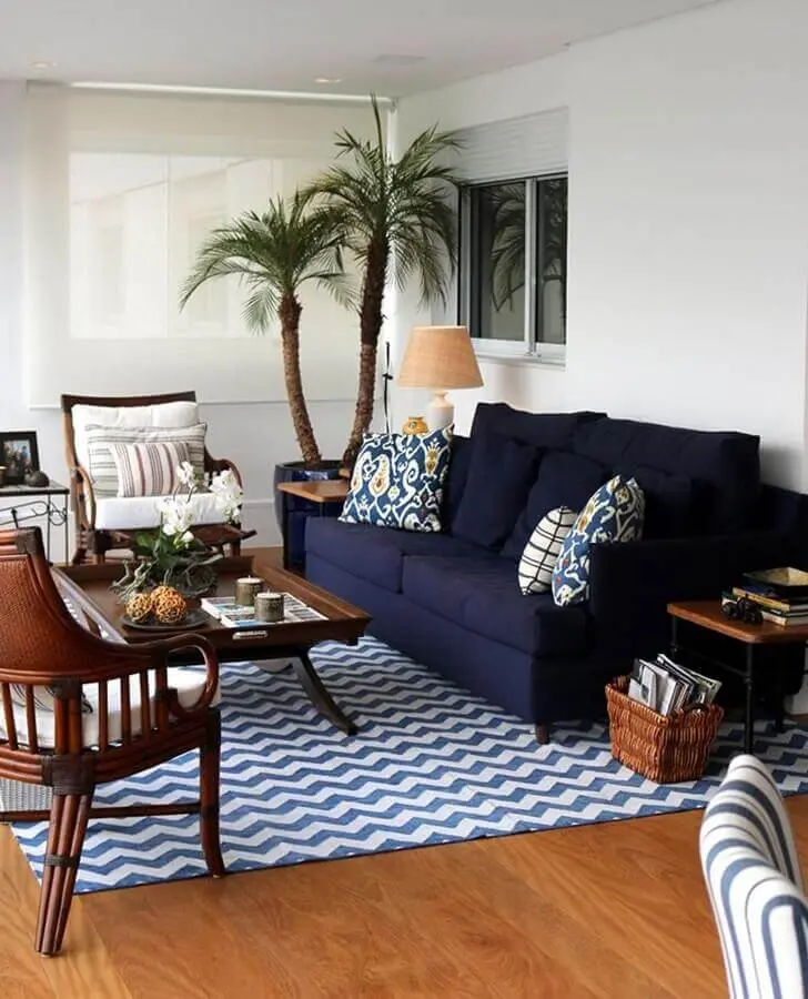 sala decorada com sofá azul marinho e poltronas de madeira Foto Casa de Valentina