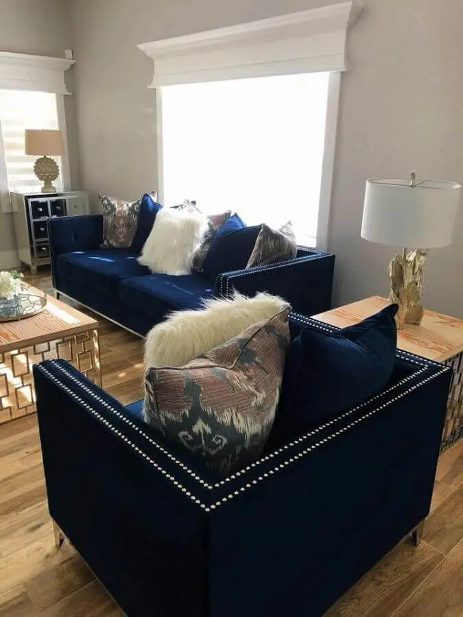 sala decorada com sofá e poltrona azul marinho Foto Pinterest