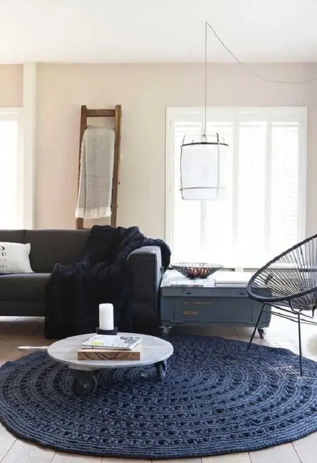 sala decorada com tapete azul marinho de crochê Foto ideias Decor