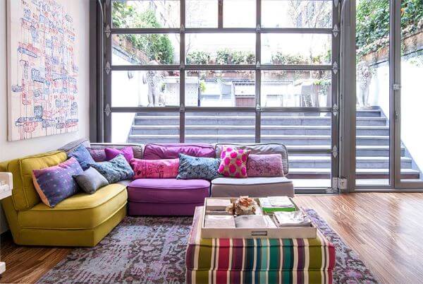 sofá cama colorido