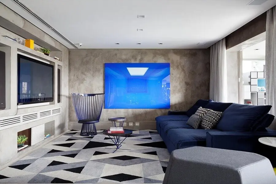 sofá azul marinho para sala moderna com parede de cimento queimado Foto Blog da Cyrela