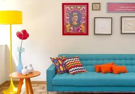 sofá colorido com almofadas e móveis combinando