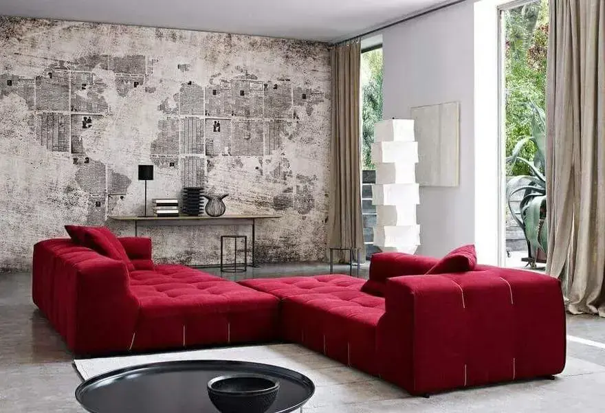 sofá de luxo - parede de jornal com sofá vermelho 