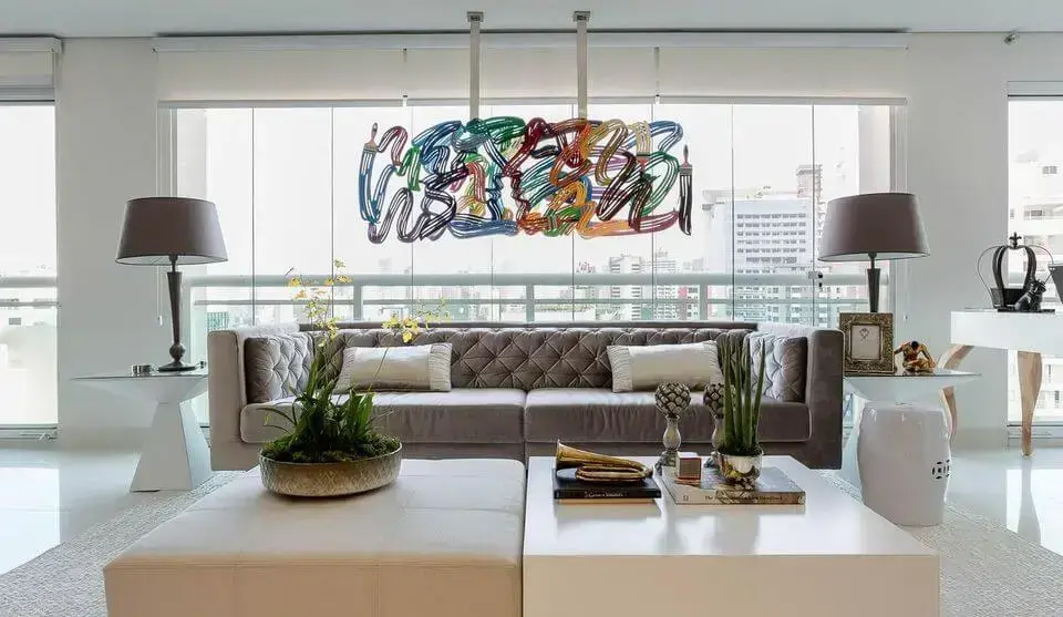 sofá de luxo - quadro decorativo colorido e sofá de veludo neutro 