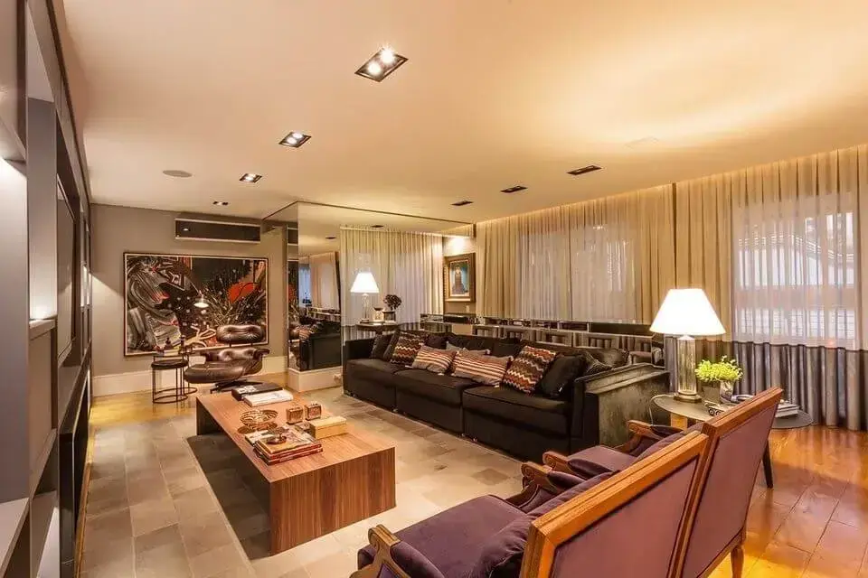 sofá de luxo - sala de estar com mesa de madeira e sofá grande 