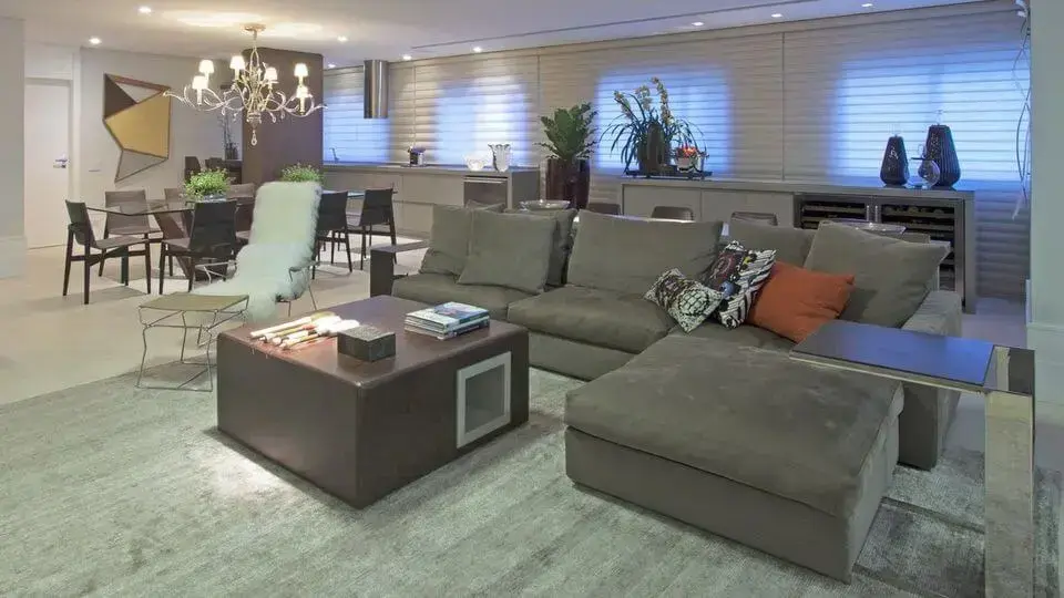 sofá de luxo - sala de estar com sofá cinza e almofadas coloridas 
