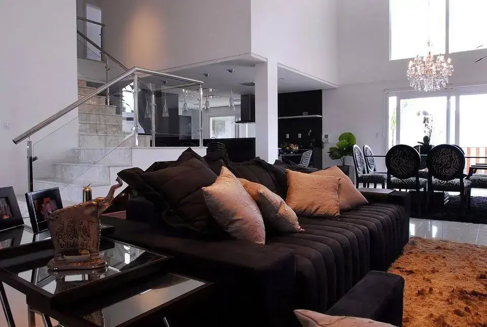 sofá de luxo - sala de estar com sofá escuro e almofadas claras 