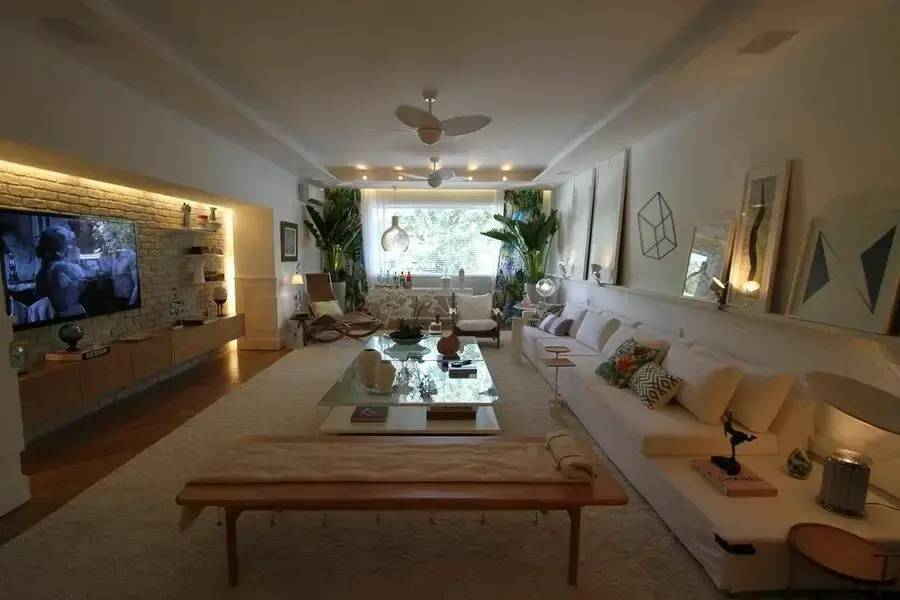 sofá de luxo - sala de estar com sofá grande branco 