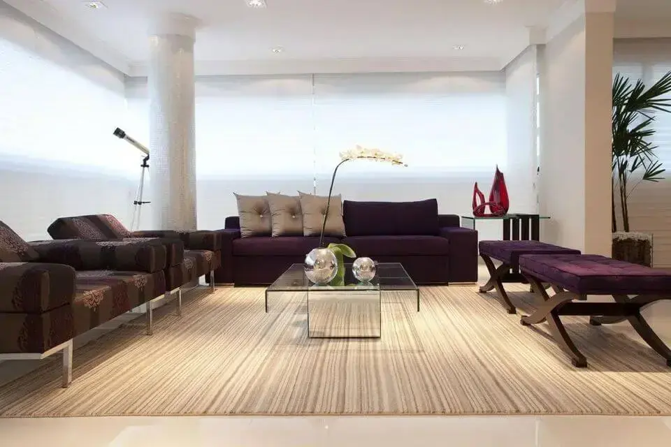 sofá de luxo - sala de estar com sofá roxo 