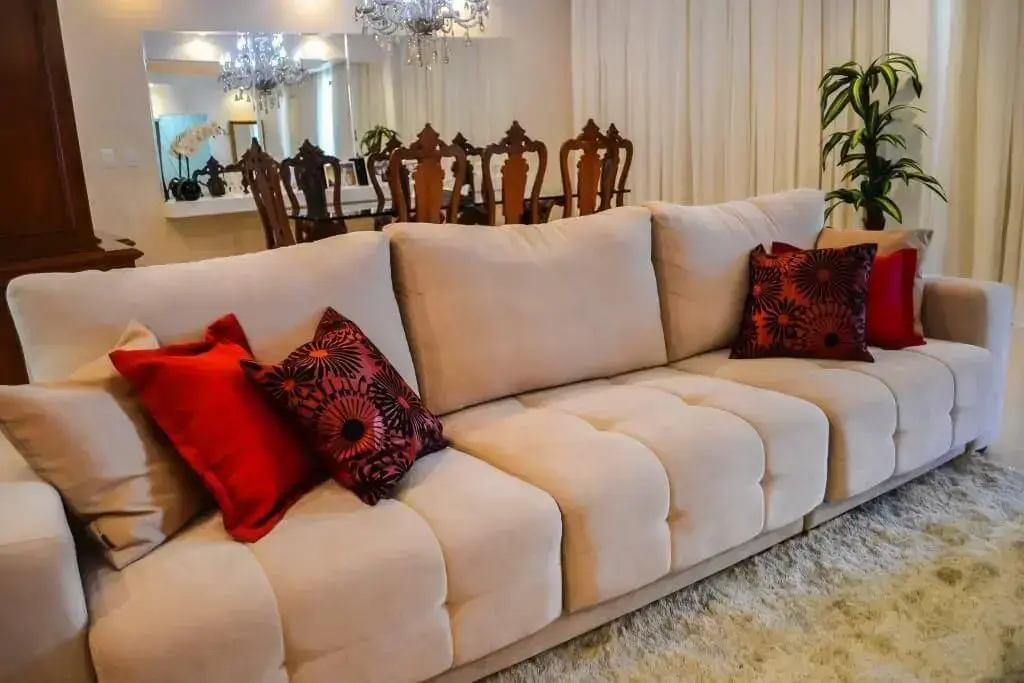 sofá de luxo - sofá com almofadas vermelha