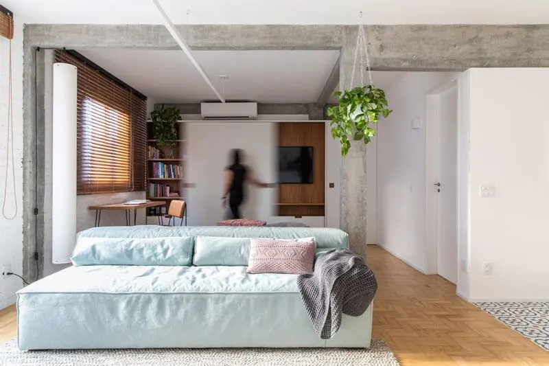 sofá para apartamento - decoração com madeira e cimento queimado 