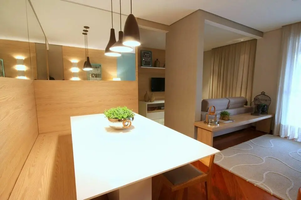 sofá para apartamento - sala com mesa pequena e espelho em volta 