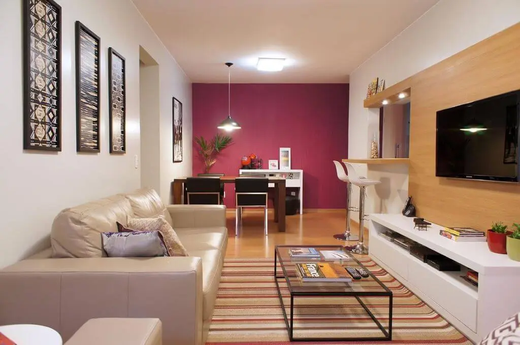 sofá para apartamento - sala de TV pequena com sofá de couro bege 