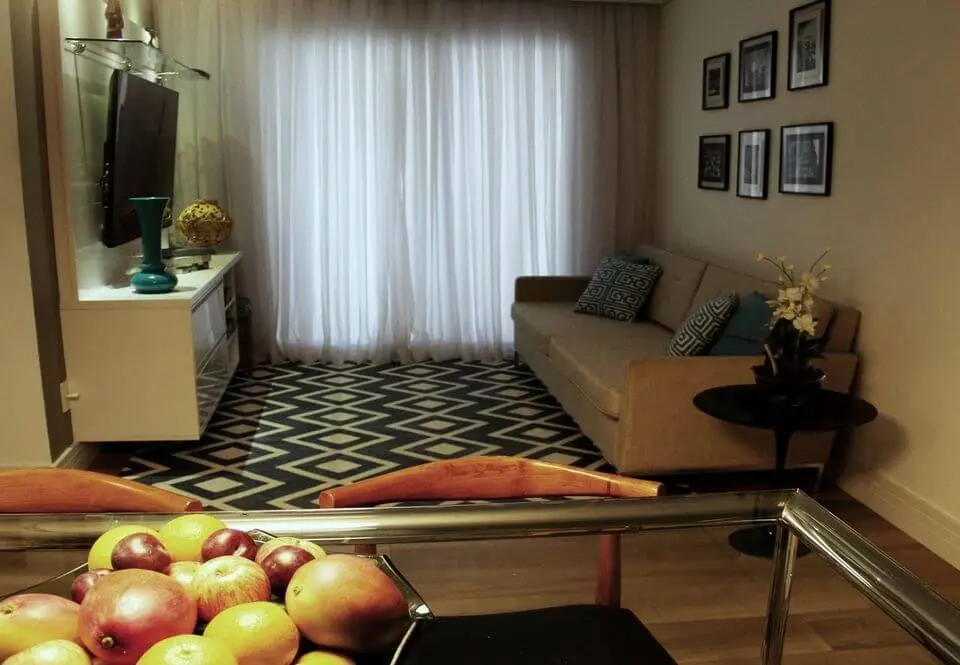 sofá para apartamento - sala de estar com tapete geométrico 