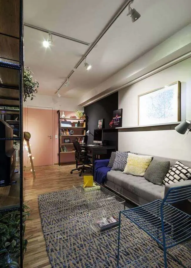 sofá para apartamento - sala de estar integrada com home office e hall 
