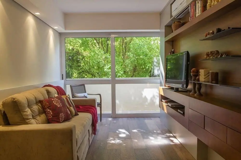 sofá para apartamento - sala de estar pequena com móveis de madeira 