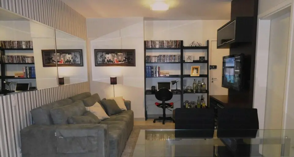 sofá para apartamento - sala de estar pequena com quadro decorativo 