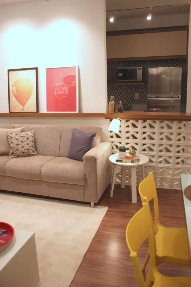 sofá para apartamento - sala de estar pequena com quadros decorativos 