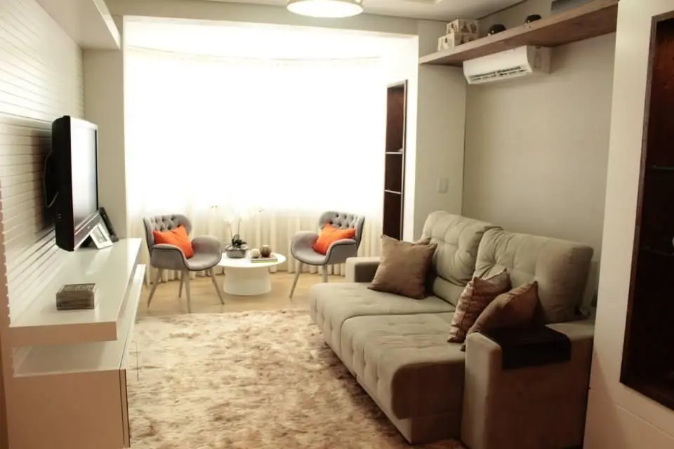 sofá para apartamento - sala de estar pequena com sofá bege 