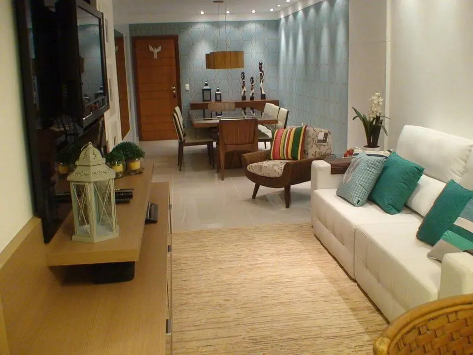 sofá para apartamento - sala de estar pequena com sofá branco 
