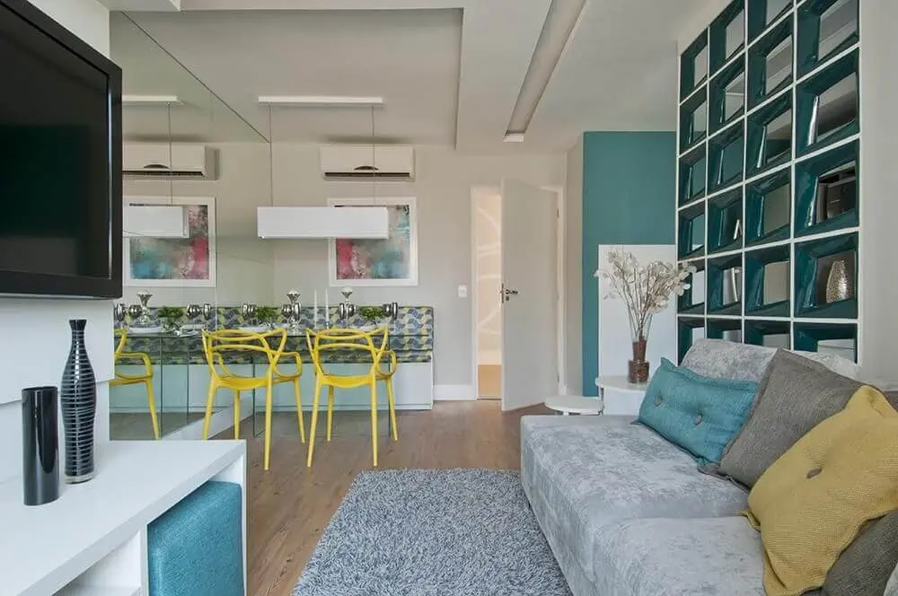 sofá para apartamento - sala de estar pequena com sofá cinza 
