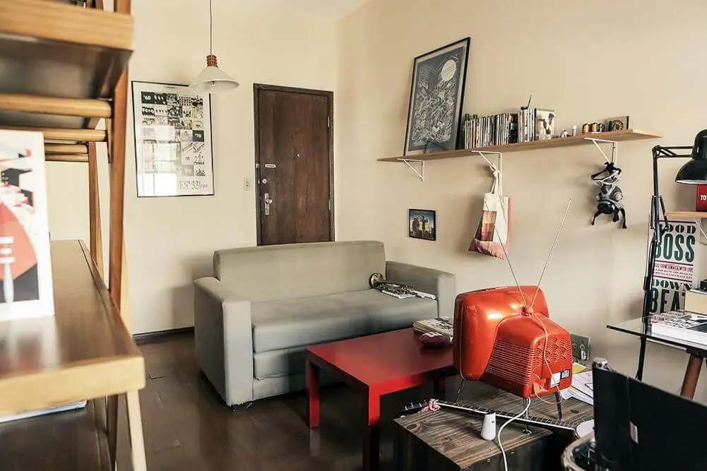 sofá para apartamento - sala de estar pequena com sofá cinza 