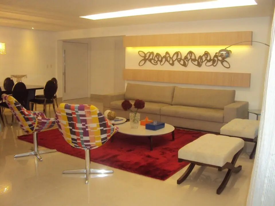 sofá para apartamento - sala de estar pequena com tapete vermelho de veludo 