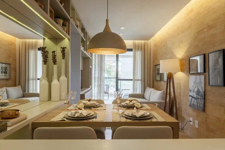 sofá para apartamento - sala de jantar pequena com pendente bege e cobre 