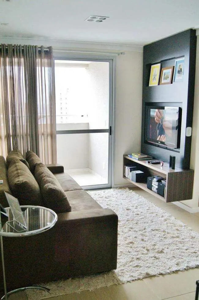 sofá para apartamento - tapete de pelo claro, sofás e aparador de madeira 