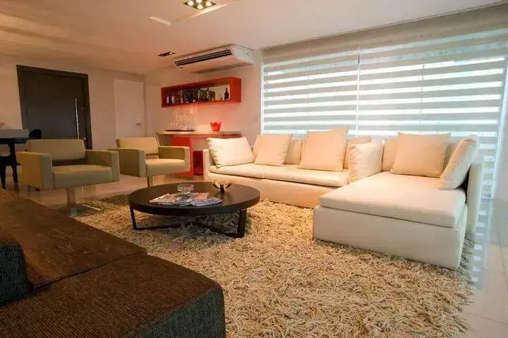 tapete medusa - sala de estar com sofá branco e tapete felpudo 